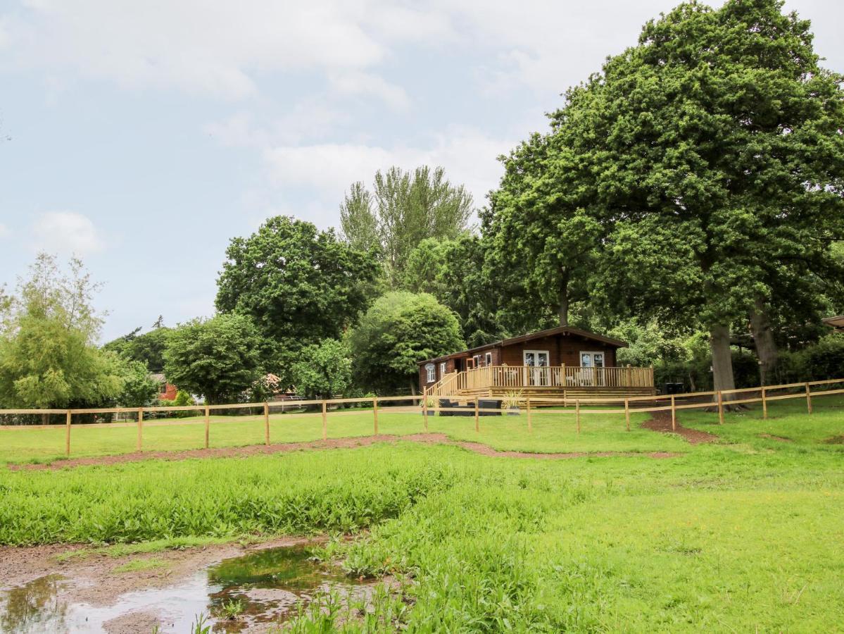 The Log Cabin Tenbury Exteriör bild